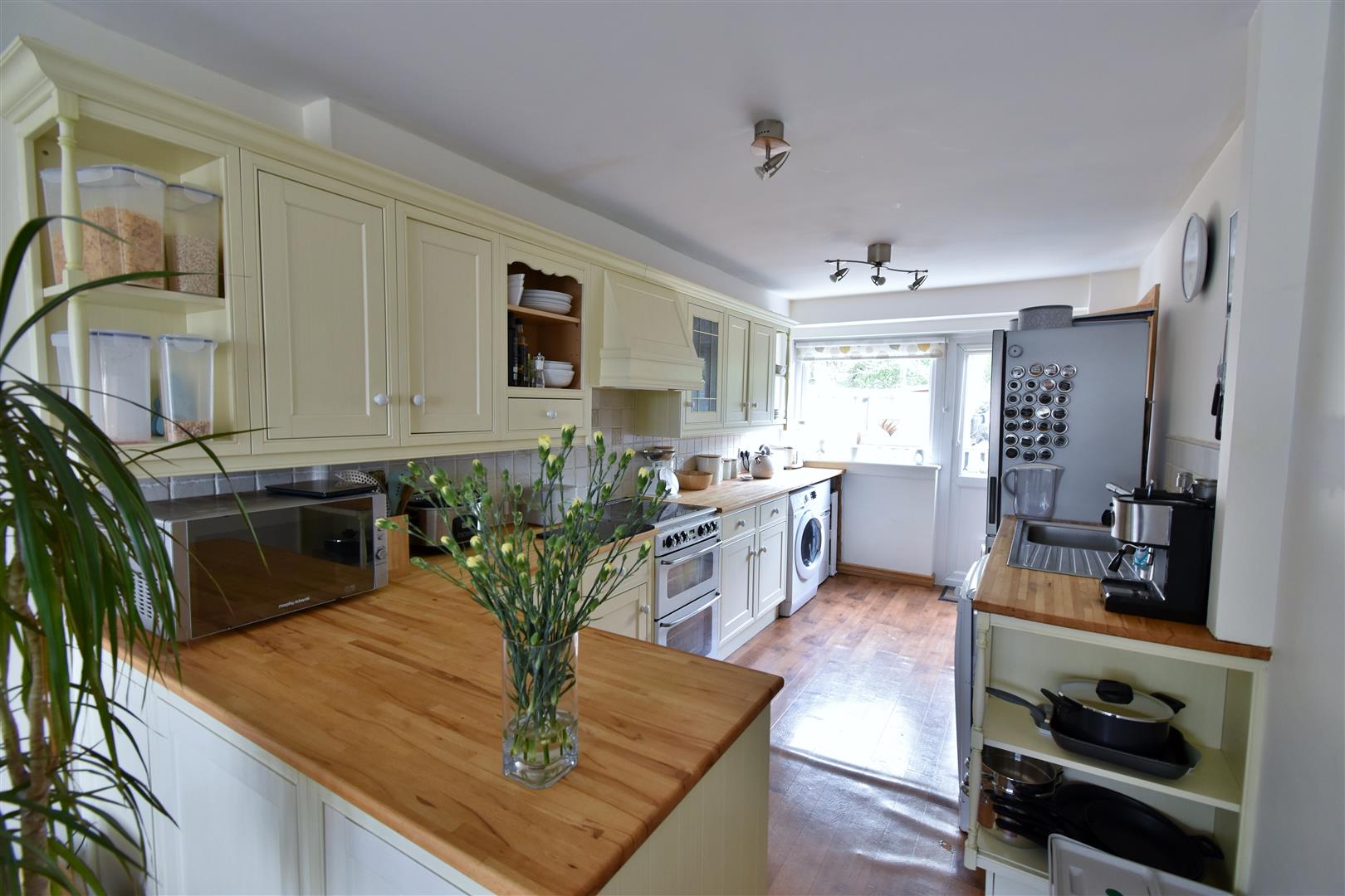 Kitchen/Breakfast Room: